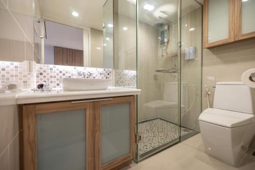 曼谷Exoresidence The Heart of Chinatown的浴室配有卫生间、盥洗盆和淋浴。