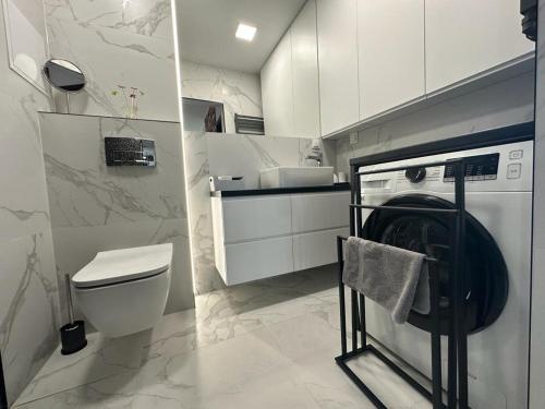 比得哥什Apartament Centrum II的一间带卫生间、洗衣机和烘干机的浴室