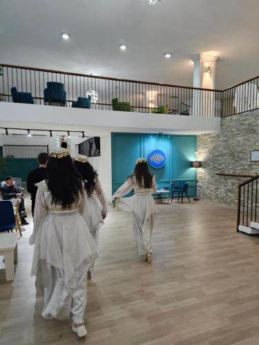 乌尔齐尼Hotel Villa Garden Ulcinj-Ulqin的两个穿着白色衣服的女孩在一间房间里走