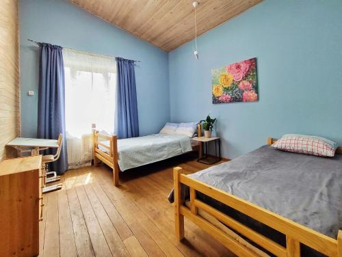 BesqaynarSCANDI уютный домик с камином и баней на семь человек в горах的一间卧室设有两张床和窗户。
