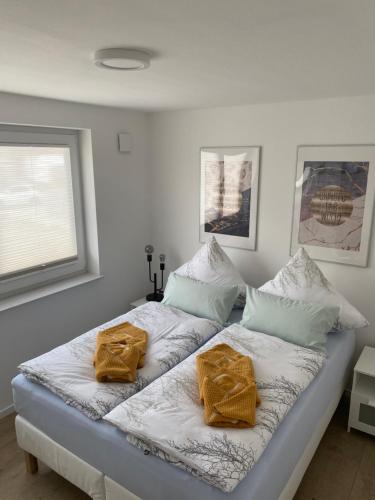萨斯尼茨Haus Edith的一间卧室配有一张床,上面有两条毛巾