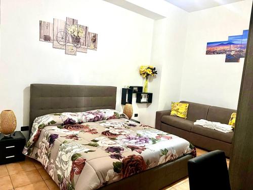 卡塞塔Vanvitelli Home的一间卧室配有一张床和一张沙发