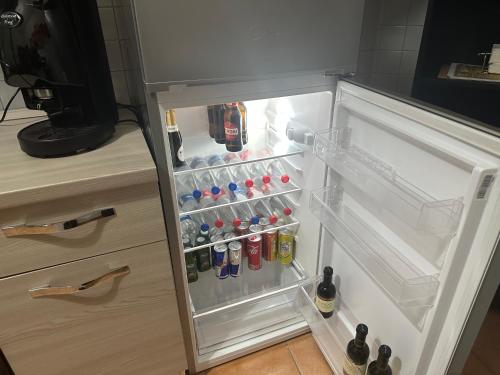 卡塞塔Vanvitelli Home的装满大量饮品的开放式冰箱