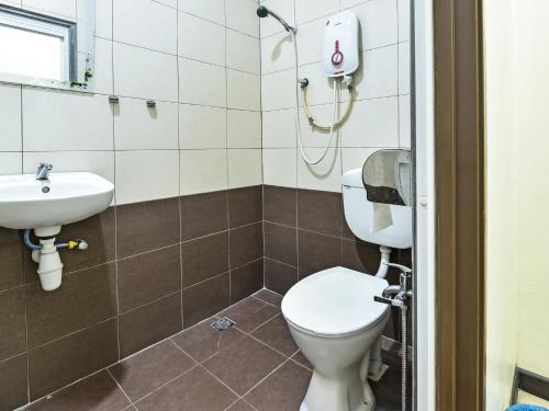马六甲OYO 1132 Azimaju Guesthouse的一间带卫生间和水槽的浴室