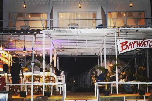 卡纳科纳Baywatch Beach Resort patnem的一个带桌椅的白色凉亭