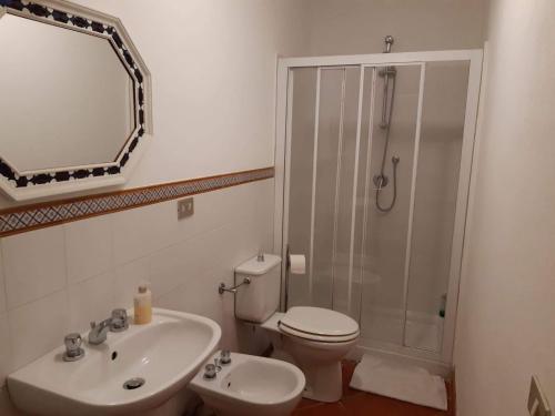 皮亚吉里Da Mati e Marta的带淋浴、卫生间和盥洗盆的浴室