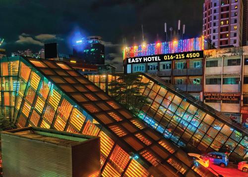 吉隆坡ESSY Hotel KL Sentral的城市的一座有灯光的建筑