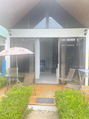CabuyaVillas Cabuya Beach & Jungle的庭院配有桌椅和遮阳伞。