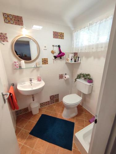 希欧福克Apartman Valentin的一间带卫生间和水槽的浴室