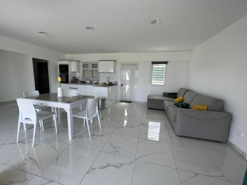 旧阿比唐Villa C的白色的客厅配有桌子和沙发