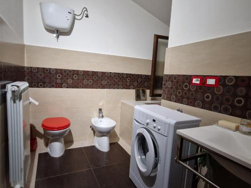 PianelloBb24 - Casa Sul Fiume的浴室配有卫生间水槽和洗衣机。