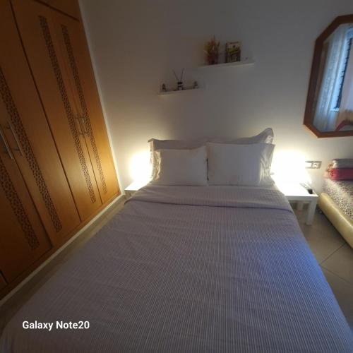 特马拉Chez Najib et Ziad的一间卧室配有一张带白色床单的大床