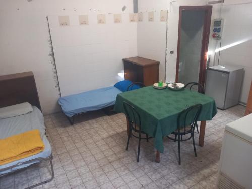 appartamento di Domenico的小房间设有桌子和床