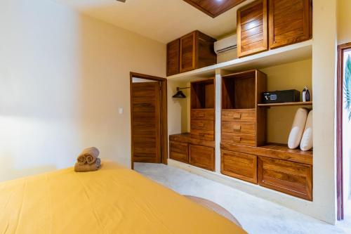 巴卡拉尔Casita con cama King, tina de baño, A/A y Netflix的一间卧室配有木制橱柜和一张床