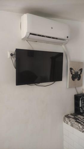 马拉加Casita con mirador的挂在墙上的平面电视