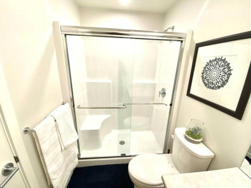 悉尼Lovely Brand New Suite的带淋浴和卫生间的白色浴室