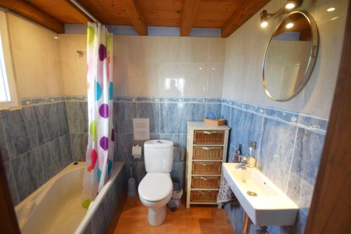 蓬塔戈尔达Casa Florita的浴室配有卫生间、浴缸和水槽。