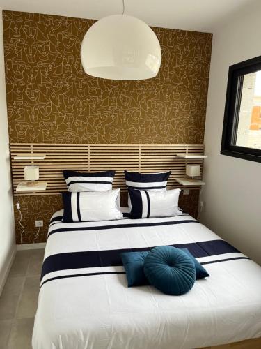 罗阿纳Appartement centre de Roanne 38m2的一间卧室配有一张带蓝色枕头的大床