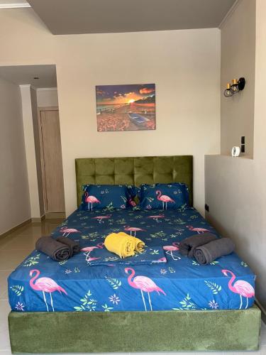 斯巴达Comfortable apartment near Athens Airport!!的一间卧室配有一张粉红色调的床