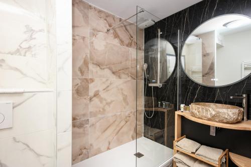 卡马雷Résidence Bellevue的带淋浴和盥洗盆的浴室