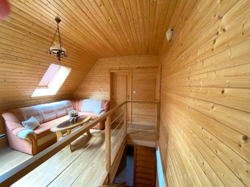 恰德察Zrub Kaška的小木屋内配有沙发的房间