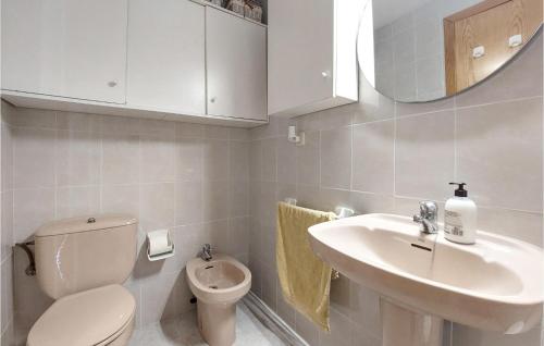 比纳罗斯Cozy Apartment In Vinaroz With Kitchen的一间带卫生间、水槽和镜子的浴室