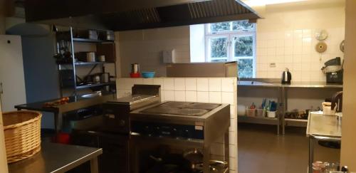 Pärnu-JaagupiPärnu-Jaagupi pastoraat的厨房配有炉灶烤箱