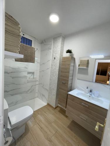 塔瓦伊瓦Blue relax Tabaiba的白色的浴室设有卫生间和水槽。
