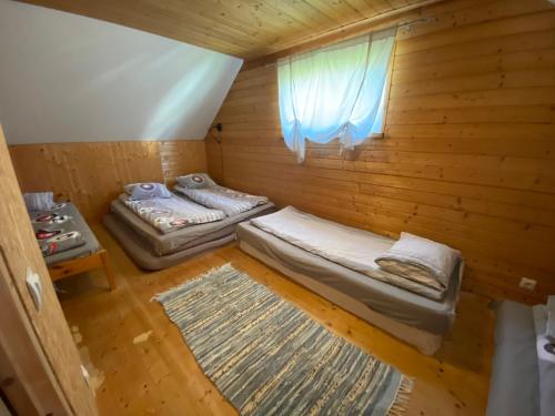 派尔努Mooni Cottage的木间设有两张床,设有窗户