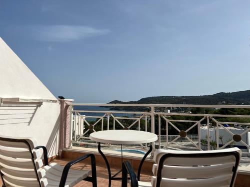 阿吉亚玛丽娜亚历山德拉公寓式酒店的一个带桌椅的海景阳台