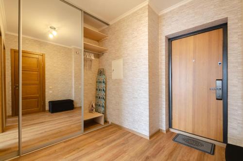 基辅0727 Kvartet cozy apartment nearby with Central Railway Station的走廊上设有玻璃门和步入式衣柜