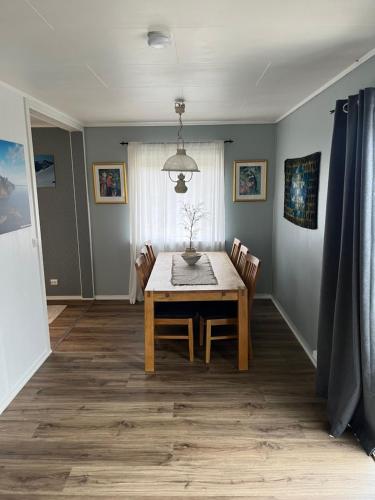 莱克内斯Hus sentralt i Lofoten的一间带桌椅的用餐室