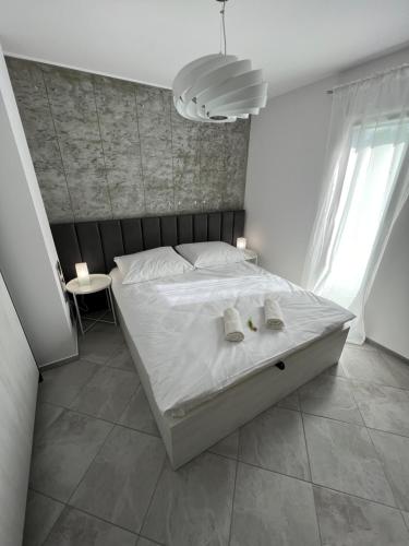 维伦匝布赞斯基Summer House Wieleń的卧室设有一张白色大床和一扇窗户。