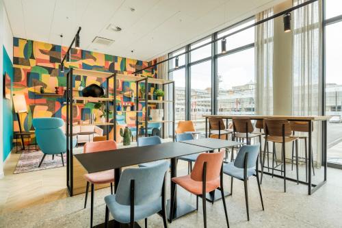 那慕尔B&B HOTEL Namur的餐厅设有桌椅和一扇窗户