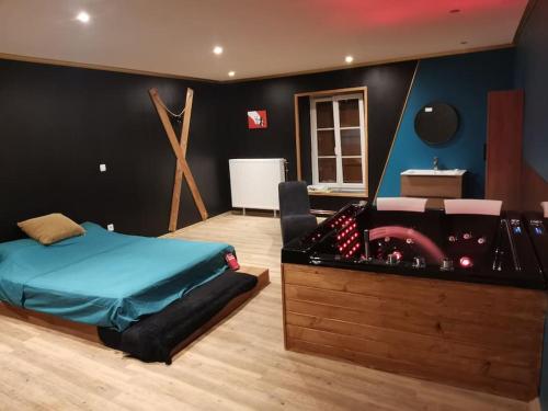 VecquevilleLove-room l'eden du Désir的一间卧室配有一张床和视频游戏系统