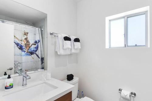 凤凰城DTPH Modern Designer Studio - Pool & Parking -的白色的浴室设有水槽和窗户。