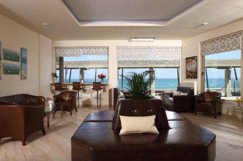 海若克利欧克洛诺斯酒店的客厅配有沙发和桌子