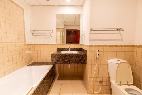 迪拜Travel Hub Premium的带浴缸、盥洗盆和卫生间的浴室