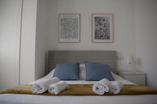蒙考Casa dos Picoutos AL的一间卧室配有带毛巾的床