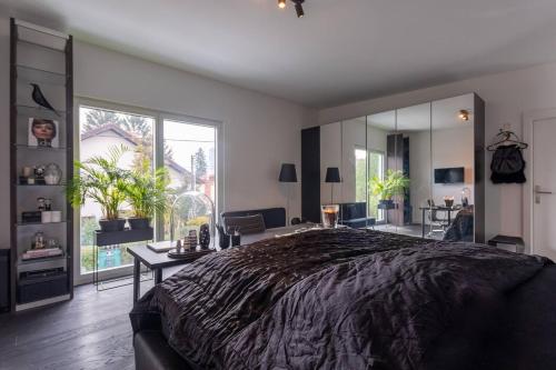维也纳Villa with Pool的一间卧室设有一张大床和一个大窗户
