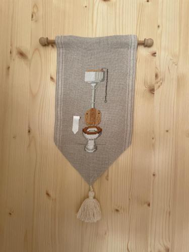 圣雷米普罗旺斯Mazet Le Micocoulier的挂在木墙上的毛巾,带厕所