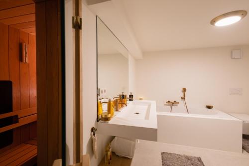 滑铁卢Chez Blanche的白色的浴室设有水槽和镜子