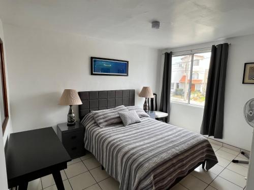 恩塞纳达港Casa Mediterraneo的一间卧室设有一张床和一个窗口
