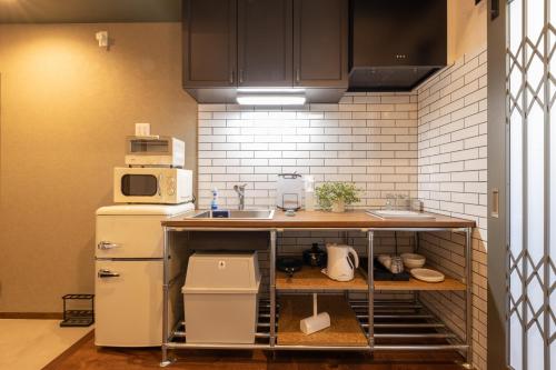 高山KAjette的厨房配有带水槽的柜台和冰箱。