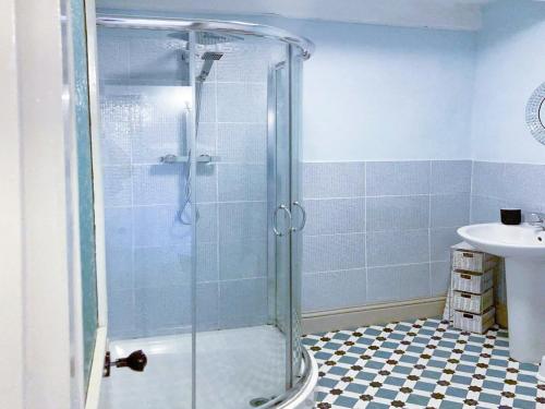 罗宾胡兹贝Bloomswell的浴室里设有玻璃门淋浴