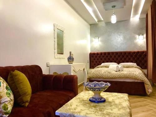 舍夫沙万Casa murcia的客厅配有沙发和1张床