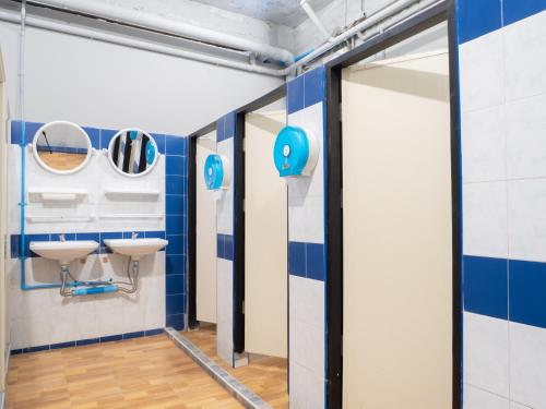 甲米镇Leisure Hostel的浴室拥有蓝色和白色的墙壁和镜子