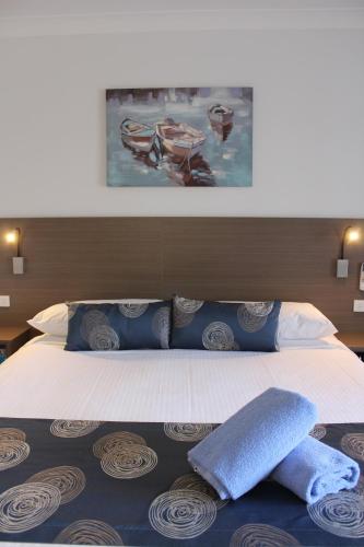 扬巴阿斯顿汽车旅馆客房内的一张或多张床位