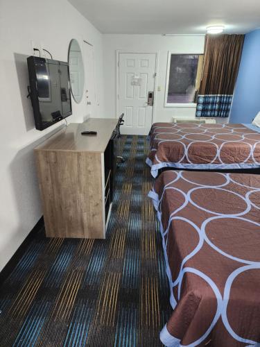 什里夫波特Super 8 by Wyndham Shreveport的酒店客房设有两张床和电视。