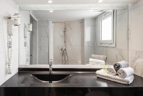 塞萨洛尼基埃尔格雷柯酒店的一间带水槽和淋浴的浴室